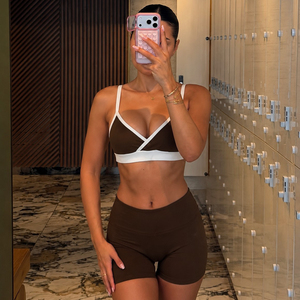 Conjunto de Yoga de Verano para Mujer, Top Corto con Cuello Halter en Color Contrastante y Pantalones Cortos de Cintura Alta, Ropa Deportiva sin Mangas, Traje de Playa de Alta Elasticidad - Product Image 5