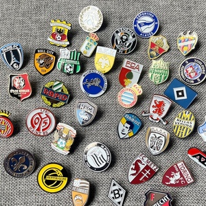 Écusson de club de football européen personnalisé YY, accessoire vestimentaire polyvalent, broche décorative pour sacs de couple, Chine - Product Image 2