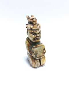 Figurine de chaman en jade sculptée à la main avec coiffe animale, art rituel chinois ancien pour collectionneur de musée et exposition - Product Image 1
