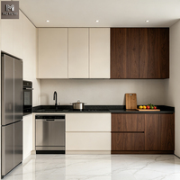 Ensemble d'armoires de cuisine compactes pour appartement, design moderne imitation bois, style minimaliste, sans poignées