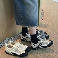 Zapatillas Retro de Mujer con Punta Decorativa y Cordones, de Ante con Bloques de Color, Estilo Casual, Bajas, en Negro, Blanco y Gris