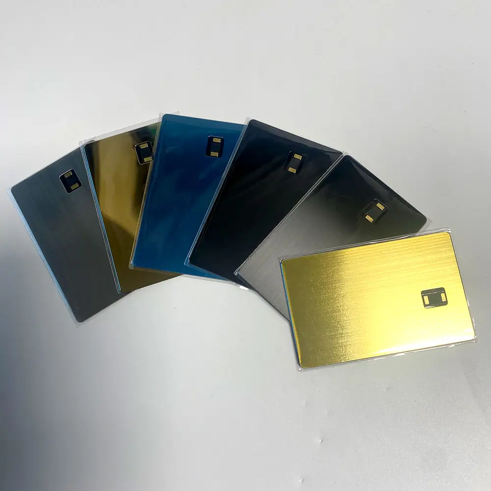 Kartu kredit logam tanpa sentuh, cermin emas matt hitam/24k antarmuka ganda nfc dengan hico strip dan panel tanda tangan