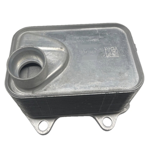 Radiatore Olio Motore 06L117021G / E 06K117021H 06K117021E per VW Tiguan Sharan Areton Touareg Golf <span class=keywords><strong>Audi</strong></span> A3 A5 A6 <span class=keywords><strong>A7</strong></span> TT Q8 2012-2023 - Product Image 1