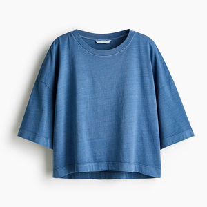 เสื้อยืดครอปผู้หญิงสไตล์สตรีทแวร์ ให้ความมั่นใจในการสวมใส่ ออกแบบมาเพื่อการเคลื่อนไหวอย่างสบายๆ พร้อมด้วยรูปลักษณ์ทันสมัยและดีไซน์ที่ได้รับแรงบันดาลใจจากแฟชั่น - Product Image 1