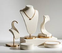 Présentoir à bijoux de luxe en velours beige avec cadre métallique doré LED, finition personnalisable, support de buste pour collier durable et de haute qualité