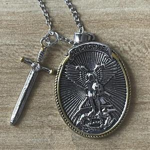 Colgante de aleación para hombre con diseño de escudo ovalado retro de <span class=keywords><strong>caballero</strong></span> y espada, a la moda - Product Image 4