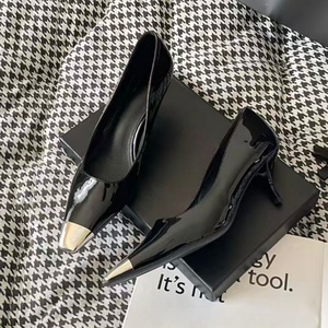 Zapatos de tacón alto de cuero negro brillante con punteras metálicas, tacones puntiagudos y delgados, estilo femenino, punta poco profunda, zapatos individuales para mujer. - Product Image 1
