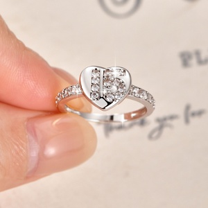 Anillo de Aniversario en Forma de Corazón con Micro Pavé de Circonitas y Baño de Oro de 14k sobre Cobre Ecológico, en Oferta - Product Image 4
