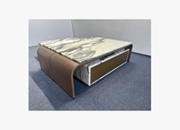 Table basse gigogne luxueuse en marbre, alliant tons bois et métal, pour une texture moderne et haut de gamme, idéale pour les maisons de prestige.