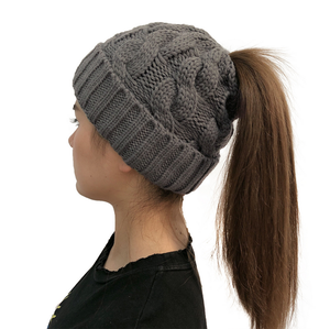 S5040 vendita calda di inverno chunky warm caps cable knit coda di cavallo donne beanie cappelli messy bun beanie con la coda di cavallo foro superiore - Product Image 2