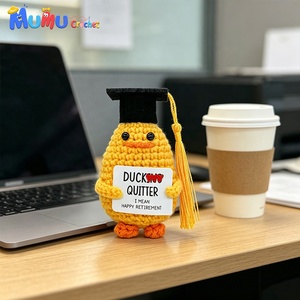 ขายส่งตุ๊กตาเป็ดถักโครเชต์รับปริญญาแบบกำหนดเองพร้อมโลโก้ ผลิตจำนวนมาก ตุ๊กตาอามิกูรูมิหมวกปริญญา ผู้ผลิต OEM - Product Image 3