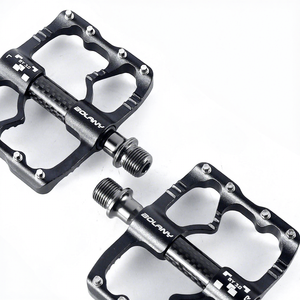 Pédales de vélo Bolany, corps en alliage d'aluminium, axe en fibre de carbone, roulement scellé, antidérapantes, pour VTT, noir et rouge - Product Image 1