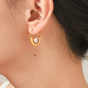 Pendientes de aro en forma de U con circonita redonda brillante, impermeables, de acero inoxidable de alto brillo, chapados en oro, adornos para las orejas para fiesta, para mujer - Product Image 3