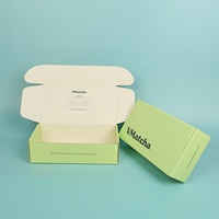 Boîte cadeau de luxe en carton ondulé avec logo personnalisé, en matériaux recyclés, pour l'expédition de vêtements (T-shirts), écologique, avec matériau de protection en mousse.