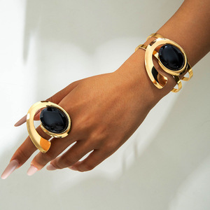 Parure de bijoux fantaisie pour femme, motif géométrique escargot, plaqué or, avec pierre précieuse ovale, comprenant boucles d'oreilles, bracelet ouvert et bague - Product Image 4