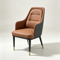 Mobilier de restauration commercial : chaises à structure en fer avec revêtement en cuir et chaises en bois massif, idéales pour les cafés et les restaurants.