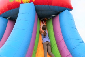 Trẻ em ngoài trời <span class=keywords><strong>Inflatable</strong></span> dốc trơn thách thức trò chơi PVC bouncy trượt Bouncer cho vui chơi giải trí - Product Image 4