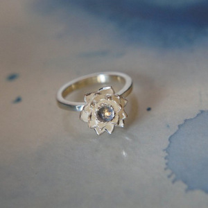Anello floreale minimalista da donna con design scintillante intarsiato, elegante gioiello alla moda per tutti i giorni - Product Image 6