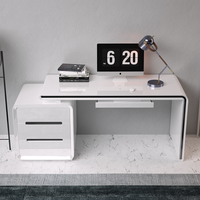 Bureau d'ordinateur pour la maison, design simple, bureau d'étudiant, style minimaliste moderne, finition peinte haute brillance, modèle en MDF réglable