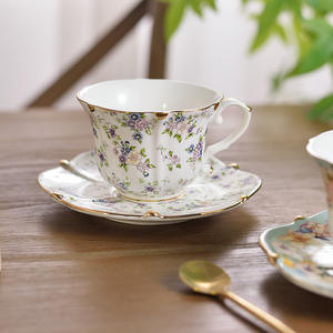 Set Vintage di Tazza e Piattino in Porcellana con Decorazioni Floreali e Bordo Dorato, Tazza <span class=keywords><strong>da</strong></span> Tè in Ceramica <span class=keywords><strong>Rosa</strong></span> per Tè del Pomeriggio e Arredamento Casa - Product Image 3