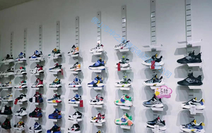 Espositore per Scarpe da Ginnastica di Lusso Huazhimeng, Scaffale in Metallo con Pannello Forato per Negozi di Calzature Sportive - Product Image 4