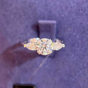 Bague en platine PT950 avec diamant |   Bague de fiançailles et de déclaration en diamant de laboratoire 1,03 CT et 0,348 CT sertie de trois pierres - Product Image 1