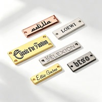Étiquette métallique brossée personnalisée avec logo 3D en relief, sérigraphiée, anti-émaillement, pour étiquette écologique pour jeans et sweats à capuche, faible MOQ, petite commande