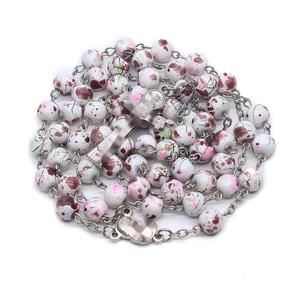 Collier de prière perlé rose moucheté avec pendentif croix, perles en résine, bijoux de mode unisexe pour cadeau de baptême - Product Image 1