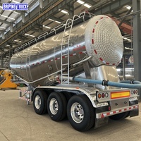 Semi-remorque citerne pour poudres en vrac avec corps de citerne hermétique intégré, structure sanitaire de qualité alimentaire pour le transport hygiénique de poudres en vrac