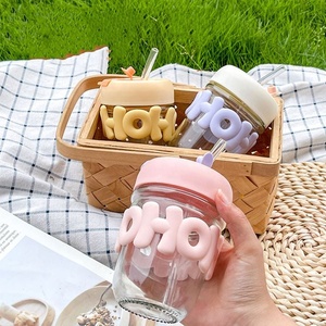 Vaso de vidrio bonito con pajita abatible y funda de silicona con estampado de letras - Product Image 4