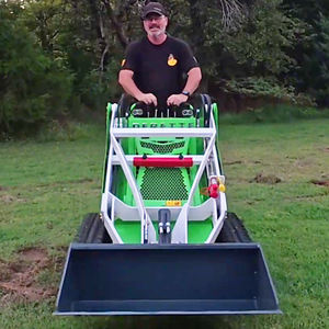 Мини-погрузчик Derette 480i на гусеничном ходу с траншеекопателем и широким спектром навесного оборудования для двойного применения в сельском хозяйстве и строительстве - Product Image 5