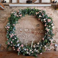 Buitendecoratie kunstbloemen roze bloemen doorgang bruidsboog bloemstuk