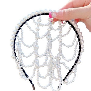 Chaîne de tête en maille et perles style années 20, serre-tête vintage blanc à pompons et perles pour mariée - Product Image 3