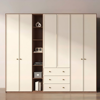 Armoire intégrée sur mesure de conception compacte avec un aménagement de cloisons flexible pour la chambre d'amis, la literie, les couvertures de rechange et les articles occasionnels