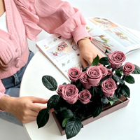 Roses éternelles en gros dans une boîte acrylique – Arrangement fait main directement de l'usine du Yunnan – Rose éternelle à vue claire – Fête des Mères