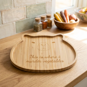 Planche à découper en bambou en forme d'ours gravée avec le message « C'est ici que je tue les légumes », plateau de service mignon pour la cuisine, design durable - Product Image 5