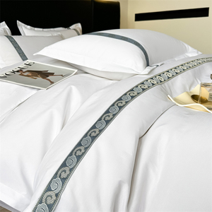 Juego de Edredón de Cuatro Piezas de Poliéster Simple, Ropa de <span class=keywords><strong>Cama</strong></span> Bordada de Cinco Estrellas para Hotel y Casa de Huéspedes, Sábanas Transpirables para Todas las Estaciones - Product Image 2