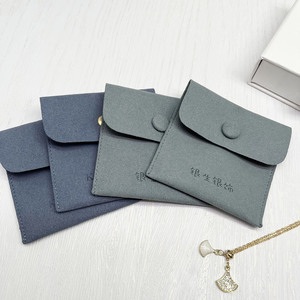 Bolsa de Embalaje para Joyería JUNE Blue Velvet con Cierre a Presión y Logotipo en Relieve para Pendientes - Product Image 6