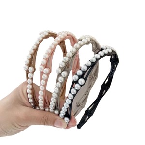 للبيع بالجملة عصابة رأس لؤلؤية قابلة للطي للنساء عصرية غير قابلة للإنزلاق غير لامعة مصممة فاخرة عصابة رأس مخصصة - Product Image 1