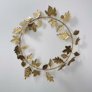 Corona de Hojas Metálicas Doradas, Redonda, Hecha a Mano, Decorativa, para Colgar en la Pared, Estilo Clásico, Sin Iluminación, Pieza Única - Product Image 1