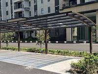 Abri de voiture moderne en aluminium imperméable avec toit en polycarbonate pour le stationnement en extérieur
