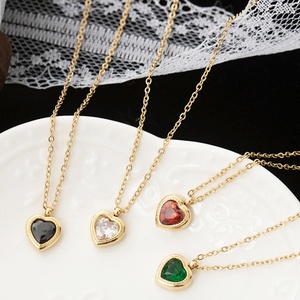 Collier délicat en acier inoxydable plaqué PVD avec pendentif cœur en pierres précieuses colorées - Product Image 2
