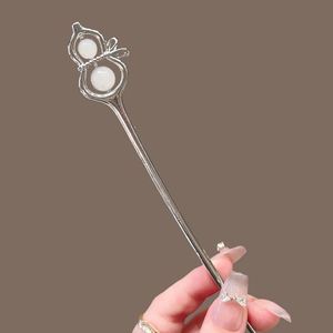 กิ๊บติดผมรูปน้ำเต้าหยกเมฆมงคลประดับมูนสโตนสไตล์จีนสำหรับสาวๆ - Product Image 3