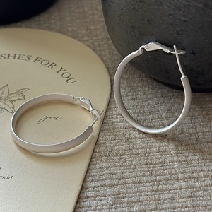ต่างหูห่วงใหญ่สไตล์เกาหลี แฟชั่นผู้หญิง ทำจากเงินแท้ S925 ยี่ห้อ Ada Jewelry - Product Image 2