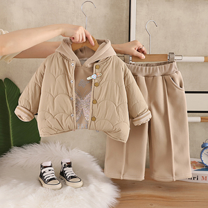Set Invernale Caldo e Trendy in Tre Pezzi per Bambine: Cappotto con Cappuccio, Pantaloni e Giacca Imbottita in Lana Pettinata con Fiocco - Product Image 2