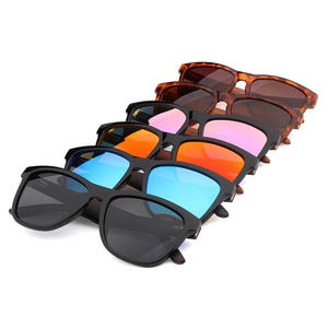 Vente chaude Lunettes de soleil en bois de <span class=keywords><strong>bambou</strong></span> rétro de luxe pour hommes Lentilles TAC UV400 Polarisées Gravées au laser Rouge Bleu Personnalisables en gros - Product Image 2