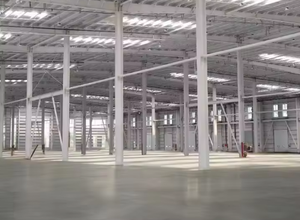 Almacenes y cocheras prefabricados de estructura de acero ligero, resistentes a la corrosión, de alta calidad y bajo <span class=keywords><strong>precio</strong></span>, fabricados en China - Product Image 2