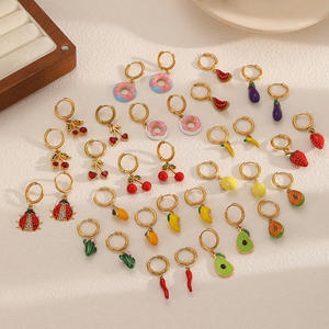 <span class=keywords><strong>Pendientes</strong></span> de gota con detalle de diamantes de imitación de <span class=keywords><strong>aro</strong></span> en tono dorado con forma de <span class=keywords><strong>mango</strong></span> colorido esmaltado juguetón de moda para verano - Product Image 2