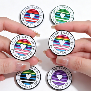 Nuova Tendenza 2026: <span class=keywords><strong>Badge</strong></span> in Metallo Personalizzato con Stampa Letterpress, Pin in Smalto 3D 'You're Safe to Be You Me' Cuore Arcobaleno, Vendita all'Ingrosso - Product Image 2