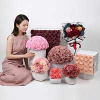 Bouquet de roses stabilisées et préservées avec logo personnalisé dans une boîte ronde, carrée ou en forme de cœur, avec vase en céramique de porcelaine